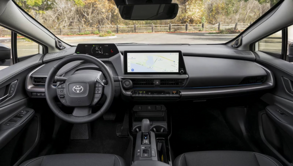 Toyota Prius 2023: كفاءة أنيقة بشكل مدهش