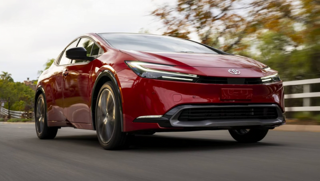 Toyota Prius 2023: كفاءة أنيقة بشكل مدهش